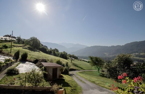 Ugine Apartamento | Apartamento 'La Ferme Du Mont Charvin' con vistas a la montaña, terraza privada y balcón