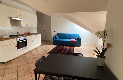 Feltre Apartamento | Apartamento 'La Mansarda' con vistas a la montaña, jardín compartido y aire acondicionado
