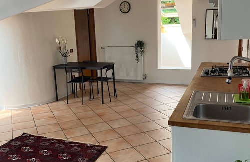 Feltre Apartamento | Apartamento 'La Mansarda' con vistas a la montaña, jardín compartido y aire acondicionado
