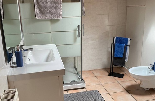Feltre Apartamento | Apartamento 'La Mansarda' con vistas a la montaña, jardín compartido y aire acondicionado