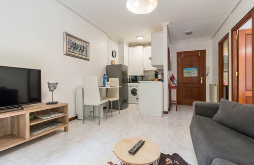 Suances Apartamento | Apartamento 'La Ribera' con vistas a la montaña, piscina compartida y Wi-Fi