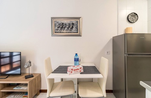 Suances Apartamento | Apartamento 'La Ribera' con vistas a la montaña, piscina compartida y Wi-Fi