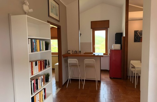 Cassinasco Apartamento | Apartamento 'La Terrazza' con vistas a la montaña, Wi-Fi y aire acondicionado