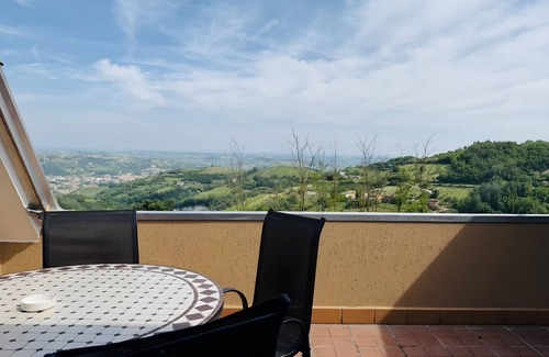Cassinasco Apartamento | Apartamento 'La Terrazza' con vistas a la montaña, Wi-Fi y aire acondicionado