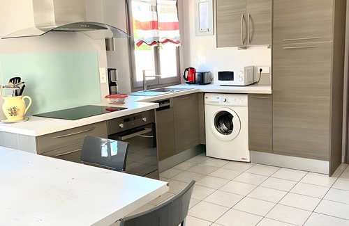 Loches Apartamento | Apartment 'La Tourelle Des Cordeliers' with Private Terrace, Shared Garden and Wi-Fi