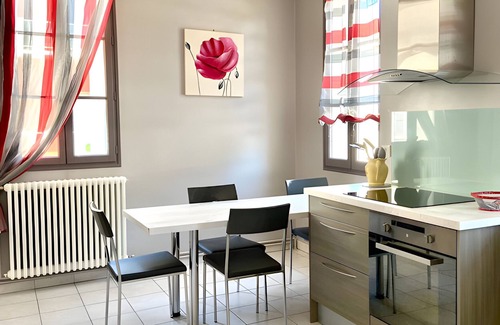 Loches Apartamento | Apartment 'La Tourelle Des Cordeliers' with Private Terrace, Shared Garden and Wi-Fi
