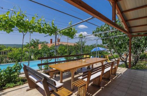 Kapelica Apartamento | Apartment Laura by Interhome