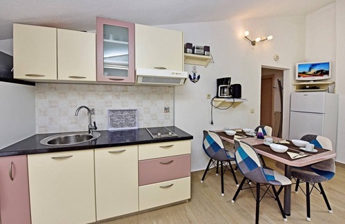 Nova Vas Apartamento | Laura / Apartment D with Balcony and Garden View
