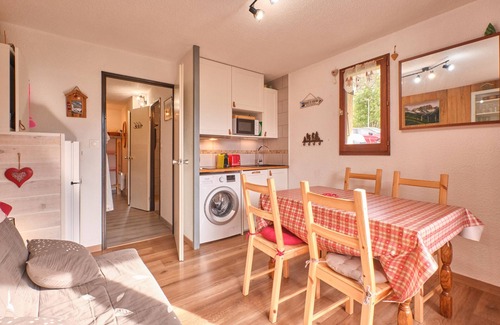 Gresse-en-Vercors Apartamento | Apartamento 'Le Serpaton' con vistas a la montaña y balcón