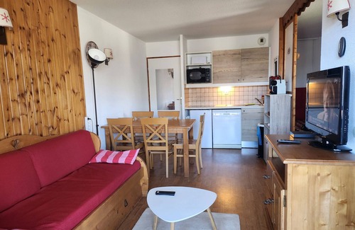 Puy-Saint-Vincent Apartamento | Apartamento 'Le Parc Aux Étoiles 1800' con vistas a la montaña, balcón y Wi-Fi