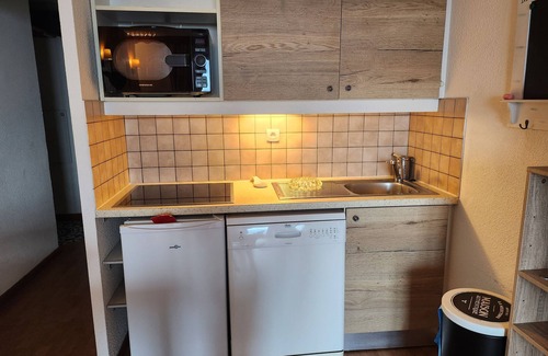Puy-Saint-Vincent Apartamento | Apartamento 'Le Parc Aux Étoiles 1800' con vistas a la montaña, balcón y Wi-Fi