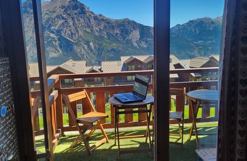 Puy-Saint-Vincent Apartamento | Apartamento 'Le Parc Aux Étoiles 1800' con vistas a la montaña, balcón y Wi-Fi