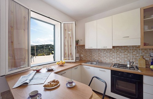 Torrazza Apartamento | Apartamento 'Le Mimose Bilo 4 Bis' con vistas a la montaña, piscina, jardín y Wi-Fi, se admiten mascotas