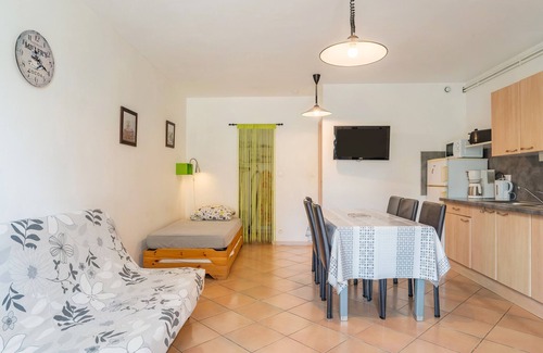 Mallemort Apartamento | Apartamento 'Le Pas Des Lanciers' con piscina compartida, terraza privada y jardín privado