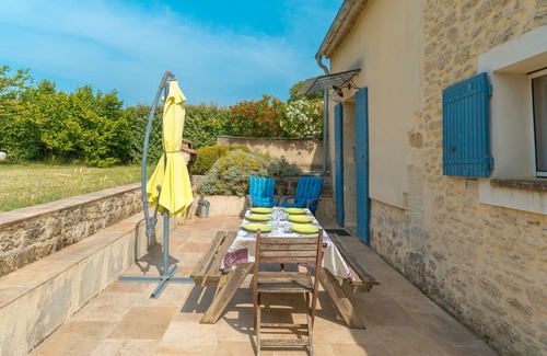 Mallemort Apartamento | Apartamento 'Le Pas Des Lanciers' con piscina compartida, terraza privada y jardín privado