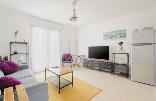 Saint-Martin de Brehal Apartamento | Apartamento 'Le Saint Martin' con vistas al mar, balcón y Wi-Fi