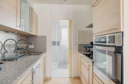 Saint-Martin de Brehal Apartamento | Apartamento 'Le Saint Martin' con vistas al mar, balcón y Wi-Fi