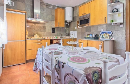 Carballeda de Valdeorras Apartamento | Apartamento 'Leopoldo I' con vistas a la montaña, piscina exterior y Wi-Fi