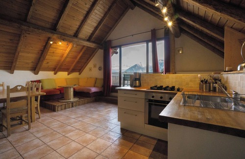 Albiez-le-Vieux Apartamento | Apartamento 'Les Combles' con vistas a la montaña, terraza privada y Wi-Fi