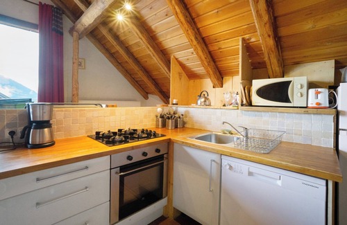 Albiez-le-Vieux Apartamento | Apartamento 'Les Combles' con vistas a la montaña, terraza privada y Wi-Fi