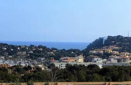 Cavalaire-sur-Mer Apartamento | Apartment Les Mimosas-1 by Interhome