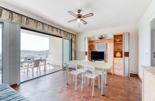 Cavalaire-sur-Mer Apartamento | Apartment Les Mimosas-1 by Interhome
