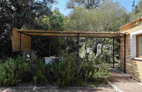 Aglientu Apartamento | Apartamento 'Li Licci' con piscina compartida, terraza privada y aire acondicionado