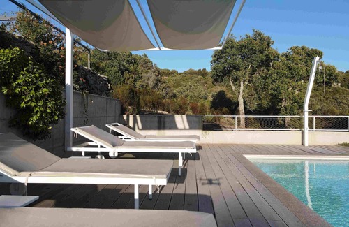 Aglientu Apartamento | Apartamento 'Li Licci' con piscina compartida, terraza privada y aire acondicionado