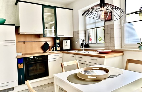Bastheim Apartamento | Apartamento 'Lichte Wohnung Zum Wohlfühlen' con balcón y Wi-Fi