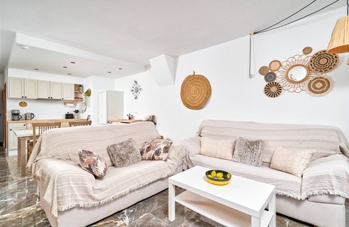 Velilla-Taramay Apartamento | Apartamento 'Lily' con vistas al mar, Wi-Fi y aire acondicionado