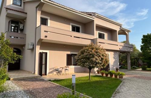 Crno Apartamento | Apartment Lina