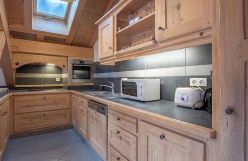 Taninges Apartamento | Apartamento 'Lou Betandy - 9 Pers' con vistas a la montaña, jardín privado y Wi-Fi