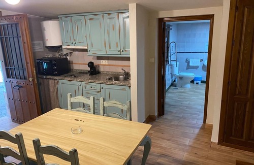 Huetor Santillan Apartamento | Apartamento 'Lucas' con vistas a la montaña, piscina compartida y Wi-Fi