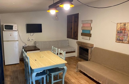 Huetor Santillan Apartamento | Apartamento 'Lucas' con vistas a la montaña, piscina compartida y Wi-Fi