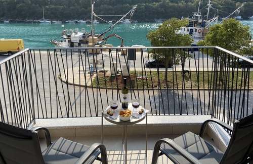 Plomin Apartamento | Apartment Lucie - NEW, seafront and with beach access!!