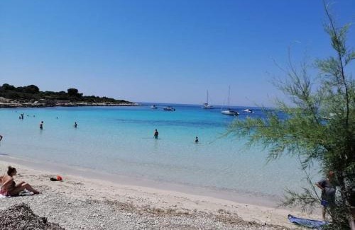 Drvenik Mali Apartamento | Apartment Lucija on the sandy beach