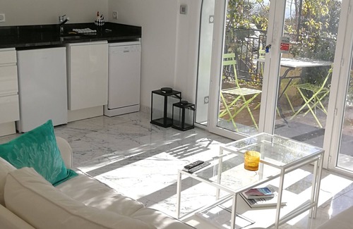 Grasse Villa | Lux Apartamento independiente de 1 dormitorio en villa, piscina, vista al mar