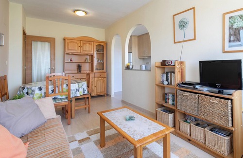 Almoradí Apartamento | Apartamento 'Luz De Almoradí' con Vistas a la Montaña, Piscina Compartida y Aire Acondicionado