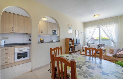 Almoradí Apartamento | Apartamento 'Luz De Almoradí' con Vistas a la Montaña, Piscina Compartida y Aire Acondicionado