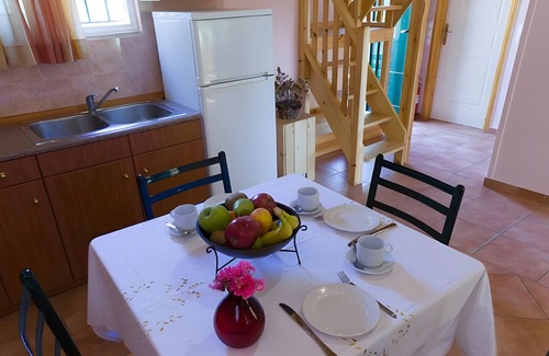 Paralio Astros Apartamento | Apartment 'Maisonette with Private Patio 1' with Mountain View, Wi-Fi and Air Conditioning