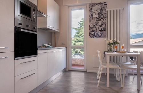 Laveno Apartamento | Apartamento "Maison Bibi Lago Maggiore" con vistas a la montaña, vistas al lago y balcón