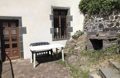 Pontgibaud Casa | Apartamento 'Maison De Caractere- Puy De Dome' con jardín compartido