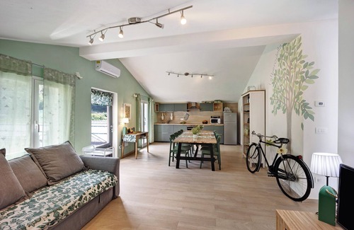Ortovero Apartamento | Apartamento "Mansarda Albero Verde con Piscina" con vistas a la montaña, piscina, A/C y Wi-Fi