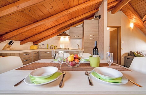 Esino Lario Apartamento | Apartamento 'Mansarda Fra Monte E Lago' con vistas a la montaña, terraza compartida y Wi-Fi
