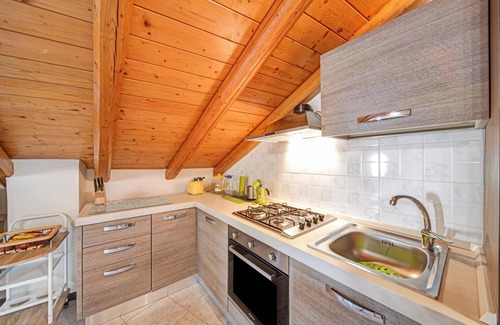 Esino Lario Apartamento | Apartamento 'Mansarda Fra Monte E Lago' con vistas a la montaña, terraza compartida y Wi-Fi
