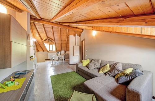 Esino Lario Apartamento | Apartamento 'Mansarda Fra Monte E Lago' con vistas a la montaña, terraza compartida y Wi-Fi