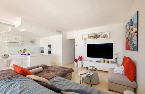 Villeneuve Loubet Beach Apartamento | Apartamento 'Marina Baie Des Anges' con vistas al mar, Wi-Fi y aire acondicionado