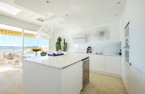 Villeneuve Loubet Beach Apartamento | Apartamento 'Marina Baie Des Anges' con vistas al mar, Wi-Fi y aire acondicionado