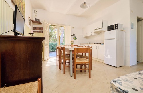 Piombino Apartamento | Apartamento 'Mare Etrusco 3' con jardín compartido y Wi-Fi