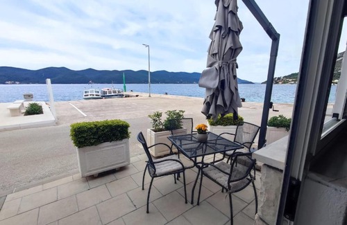 Cove Tri Zala (Zrnovo) Apartamento | Apartment Mareta in Viganj
